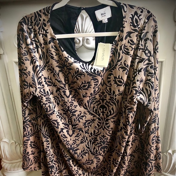 ⭐️🖤 UNIQUE 🖤⭐️ NWT eci Velvet Bell Sleeve Dress - Picture 3 of 14